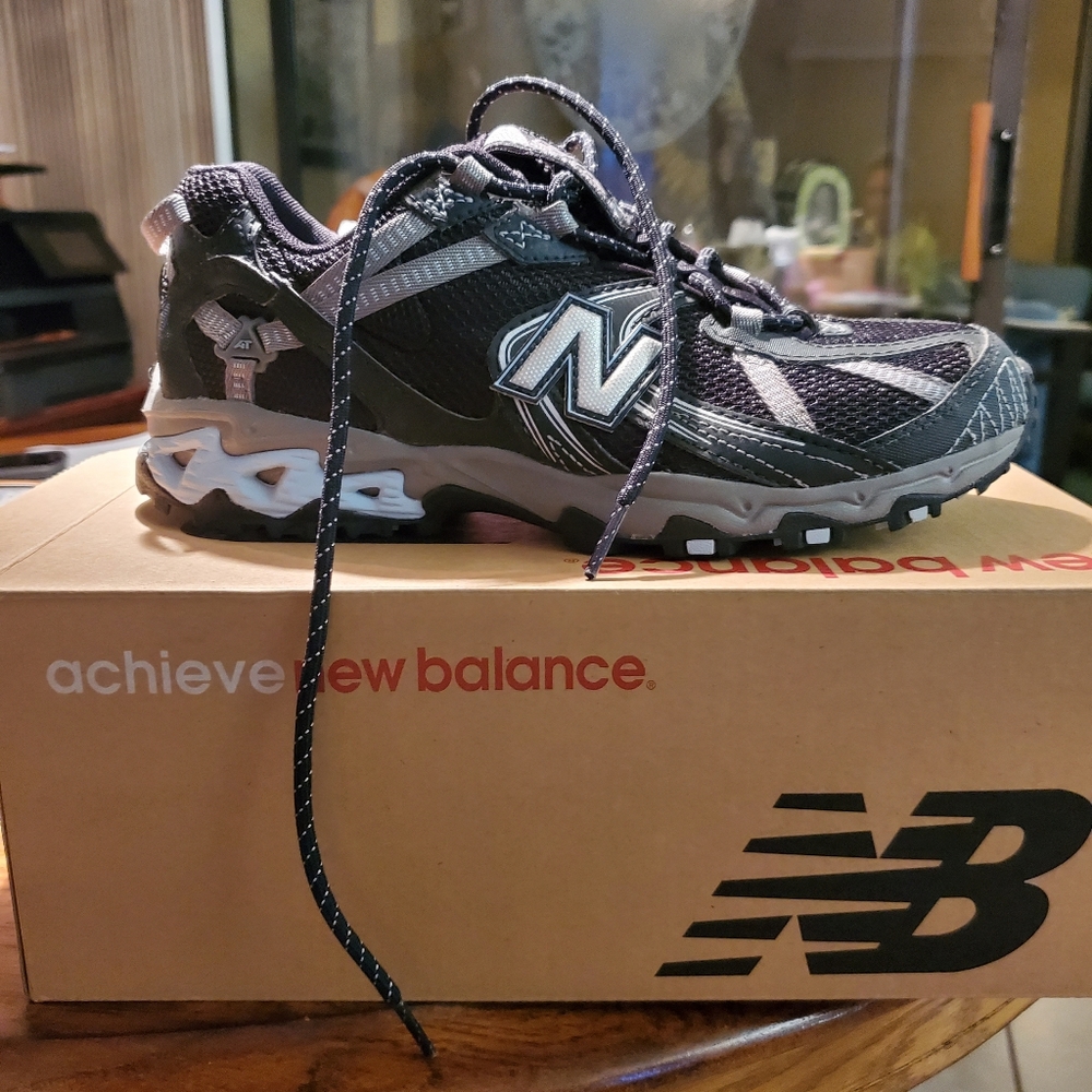New Balance tennis shoes size 7.5